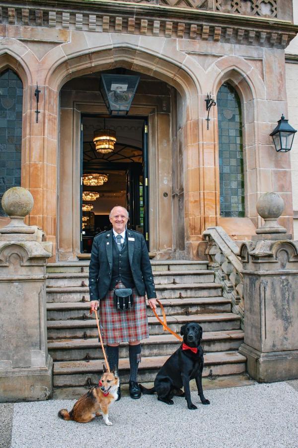 Cameron House On Loch Lomond Alexandria Luaran gambar A Scottish doorman in traditional kilt