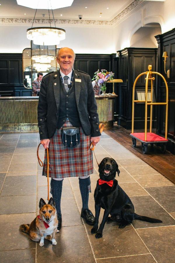 Cameron House On Loch Lomond Alexandria Luaran gambar A Scottish hotel porter in traditional uniform
